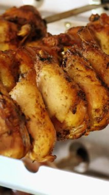 Izgara et. Şaşlık. Şiş kebap. Yakın plan. Şiş üstünde kızarmış et. Sokak yemeği. Barbekü. ateşte et pişirmek. Yemek festivali. Sokak pazarı. Aşçılık sergisi ya da adil