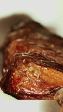 Izgara et. Şaşlık. Şiş kebap. Yakın plan. Şiş üstünde kızarmış et. Sokak yemeği. Barbekü. ateşte et pişirmek. Yemek festivali. Sokak pazarı. Aşçılık sergisi ya da adil