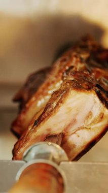 Izgara et. Şaşlık. Şiş kebap. Yakın plan. Şiş üstünde kızarmış et. Sokak yemeği. Barbekü. ateşte et pişirmek. Yemek festivali. Sokak pazarı. Aşçılık sergisi ya da adil