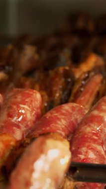 Izgara et. Sosis ve shashlik. Yakın plan. Şiş üstünde kızarmış et. Sokak yemeği. Barbekü. ateşte et pişirmek. Şiş kebap. Yemek festivali. Sokak pazarı. Aşçılık sergisi ya da adil.