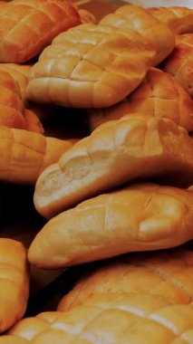 Ev yapımı sosisler. Et. Sokak yemeği. Yakın plan. Salam ve cervelat sosis, pastırma ve diğer et ürünleri. İştah açıcı ve lezzetli. Ev yapımı tütsülenmiş et. Adil. yemek festivali.