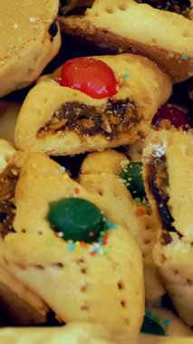 Şekerleme. Fırın ürünleri. Tatlı hamur işleri. Yakın plan. Geleneksel tatlı İtalyan hamur işleri. Tatlı, lezzetli tatlılar pastanede sergileniyor. Markette sokak yemeği. Pişirme.