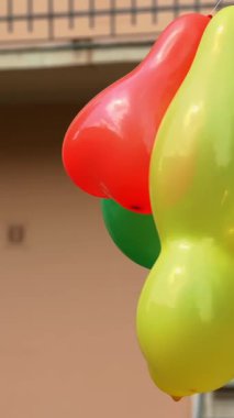 Balonlu dekorasyon. Yakın plan. Renkli balonlar. Sokak lambaları renkli balonlarla süslenir. mavi, sarı renkli balonlar.