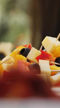 Şişte peynir aperatifi. Yakın plan. Peynirli kanepeler, zeytin, domates ve dolmalık biber. Yemek servisi. Kanepe aperatifli ziyafet masası..