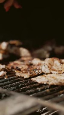 Açık havada ızgara et. Yakın plan. Kadın açık havada ızgarada et kızartıyor. bbq hazırlanıyor.