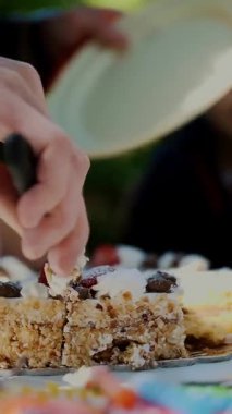 - Pasta. Yakın plan. Çocukların doğum günü partisi. Çocuklar şenlik masasına oturur ve doğum günü pastasını nasıl kestiklerini izlerler. Mutlu Aile Anları ve Anıları.