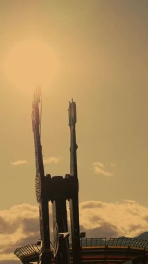 Dönen sarkacı sürüyorum. Koşu eğlenceleriyle dolu güzel bir park. Dönen atlıkarınca. Gün batımı. Lunaparkta salıncakta sallan.