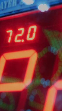Lunaparkta elektronik skor tabelası. Gece Eğlence Fuarı. Lunaparkın Gece Işıkları. Parlayan ışık.