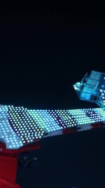 Boulla, İtalya, 11 Haziran 2022, sarkaç turu. Gece Eğlence Fuarı. Lunaparkta salıncakta sallan. Yanıp sönen ışık. Eğlence parkı.