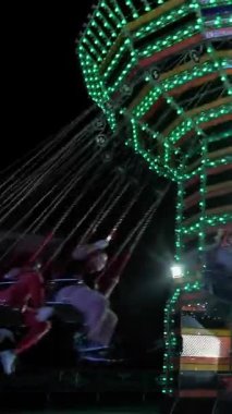 BIELLA, İtalya, 11 Haziran 2022: ışıklı atlı karınca. Tema parkı. Popüler salıncaklar. Renkli bir atlıkarınca. Eğlence parkı. Popüler Sandalye Eğlence Parkı 'nda Sallanıyor.