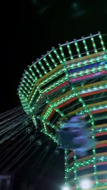 BIELLA, İtalya, 11 Haziran 2022: ışıklı atlı karınca. Tema parkı. Popüler salıncaklar. Renkli bir atlıkarınca. Eğlence parkı. Popüler Sandalye Eğlence Parkı 'nda Sallanıyor.