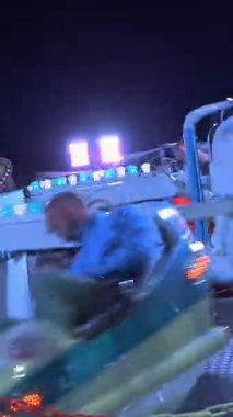 BIELLA, İtalya, 11 Haziran 2022: ışıklı atlı karınca. Tema parkı. Popüler salıncaklar. Renkli bir atlıkarınca. Eğlence parkı. Popüler Sandalye Eğlence Parkı 'nda Sallanıyor.