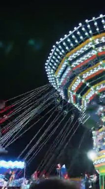 BIELLA, İtalya, 11 Haziran 2022: ışıklı atlı karınca. Tema parkı. Popüler salıncaklar. Renkli bir atlıkarınca. Eğlence parkı. Popüler Sandalye Eğlence Parkı 'nda Sallanıyor.