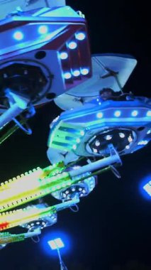 Işıklı atlıkarınca. Antika atlıkarıncanın inanılmaz renkli yanıp sönen ışığı. Eğlence Parkı 'nda Popüler Sandalye Dönüşü. Parlayan ışık.