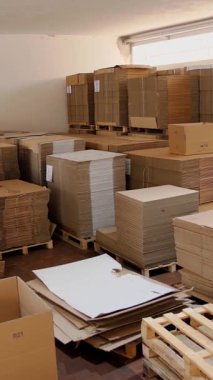 Karton. Karton çarşaflar. Hisse. Paketlemek için karton. Kartonların depolandığı depo. Tekstil fabrikası ekipmanı. Tekstil fabrikası. İplik yapma süreci. Tartışmalar üretimi.