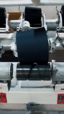 Tekstil fabrikası ekipmanı. İplik üretimi. Tekstil fabrikası. Dönen yapım. İplik yapma süreci. Fabrika makineleri makaraları ya da pamuklu ya da yün ipliklerle bobinleri geri sarıyor.