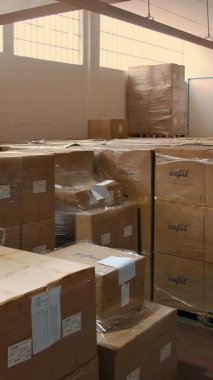 Tekstil deposu. Dönen yapım. Depo. Tekstil fabrikası. İplik yapma süreci. İplik üretimi. Tekstil fabrikası ekipmanı. Makaraları geri sarmak ya da pamuklu ya da yün ipliklerle bobinleri sarmak.