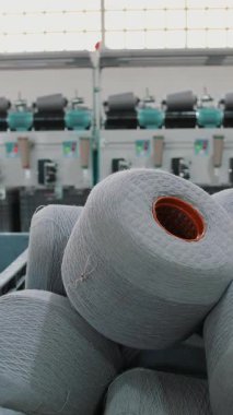 Bir sepetteki iplik maşaları. Tekstil fabrikası ekipmanı. Tekstil fabrikası. Dönen yapım. İplik yapma süreci. Tartışmalar üretimi.