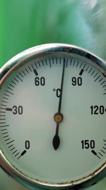 Bir termometre 150 derece sıcaklık gösteriyor. Termometre beyaz ve ucu siyah.