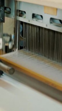 Dokuma tezgahı. Dokuma fabrikası. Tekstil endüstrisi. Yakın plan. Otomatik dokuma makinesi iplik kumaşı üretiyor. Tekstil fabrikası ekipmanı. kumaş üretimi.