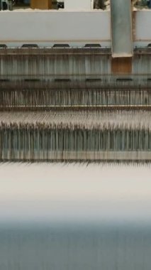 Dokuma tezgahı. Dokuma fabrikası. Tekstil endüstrisi. Yakın plan. Otomatik dokuma makinesi iplik kumaşı üretiyor. Tekstil fabrikası ekipmanı. kumaş üretimi.