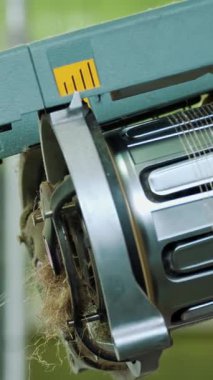 Tekstil fabrikasında dokuma tezgahı. Yakın plan. Yanıp sönen endüstriyel alarm lambası ya da uyarı ışığının arka planı. Kumaş üretimi. tekstil endüstrisi.