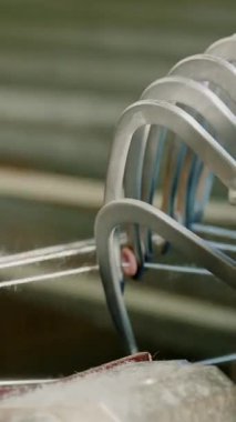 Tekstil fabrikası. Dokuma. Çalışan otomatikleştirilmiş dokuma makinelerinin yakın çekim görüntüleri. Tekstil fabrikası ekipmanı. Dokuma kumaşı endüstriyel bir makine tarafından serbest bırakılıyor..