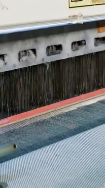 Dokuma tezgahı. Dokuma fabrikası. Tekstil endüstrisi. Yakın plan. Otomatik dokuma makinesi iplik kumaşı üretiyor. Tekstil fabrikası ekipmanı. kumaş üretimi.