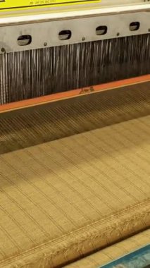 Dokuma tezgahı. Dokuma fabrikası. Tekstil endüstrisi. Yakın plan. Otomatik dokuma makinesi iplik kumaşı üretiyor. Tekstil fabrikası ekipmanı. kumaş üretimi.