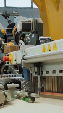 Dokuma tezgahı. Dokuma fabrikası. Tekstil endüstrisi. Yakın plan. Otomatik dokuma makinesi iplik kumaşı üretiyor. Tekstil fabrikası ekipmanı. kumaş üretimi.