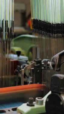 Dokuma tezgahı. Dokuma fabrikası. Tekstil endüstrisi. Yakın plan. Otomatik dokuma makinesi iplik kumaşı üretiyor. Tekstil fabrikası ekipmanı. kumaş üretimi.
