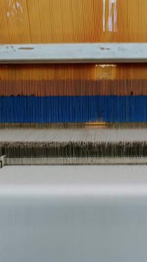 Dokuma tezgahı. Otomatik dokuma makinesi iplik kumaşı üretiyor. Dokuma fabrikası. Tekstil endüstrisi. Tekstil fabrikası ekipmanı. kumaş üretimi.