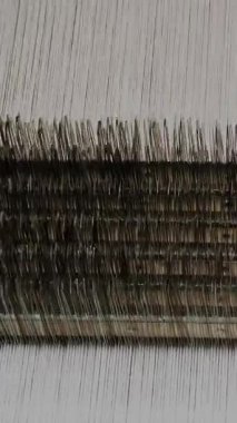 Tekstil fabrikası. Dokuma. Çalışan otomatikleştirilmiş dokuma makinelerinin yakın çekim görüntüleri. Tekstil fabrikası ekipmanı. Dokuma kumaşı endüstriyel bir makine tarafından serbest bırakılıyor..