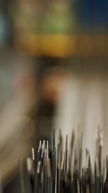 Tekstil fabrikası. Dokuma. Çalışan otomatikleştirilmiş dokuma makinelerinin yakın çekim görüntüleri. Tekstil fabrikası ekipmanı. Dokuma kumaşı endüstriyel bir makine tarafından serbest bırakılıyor..