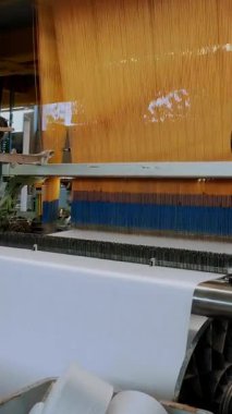 Dokuma tezgahı. Tekstil fabrikası ekipmanı. Bir tekstil fabrikasında endüstriyel dokuma tezgahı makinesi çalışıyor. Dokuma.