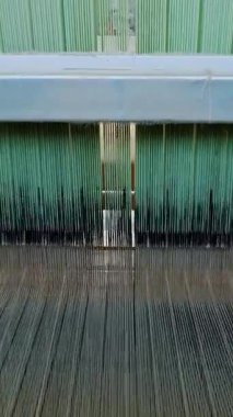 Dokuma tezgahı. Tekstil fabrikası ekipmanı. Otomatik dokuma makinesi iplik kumaşı üretiyor. Dokuma fabrikası. Tekstil endüstrisi. kumaş üretimi.