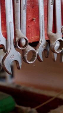 Alet takımı. Yakın plan. tornavidalar ve anahtarlar, pense, altıpatlar ve diğer aletler otomatik ekipman işletimini ayarlamak için bir tamirhanede veya atölyede asılı. araç kutusu