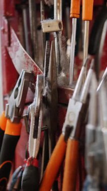 BELLA, İtalya, 23 Eylül 2023: atölye araçları. Metal el aletleri. Yakın plan. Tornavidalar, anahtarlar, pense, altıgenler ve diğer aletler. Tamir atölyesi ya da atölye, fabrika.