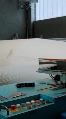 Dokuma fabrikası. İplik boyası. Tekstil endüstrisi. Renklendirme için iplikleri hazırlama, istenen rengin kumaşlarının daha fazla üretimi için otomatik çalışma süreci. Tekstil fabrikası ekipmanı