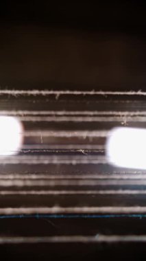 İplik. Yakın plan. Tekstil kumaşları örmek için endüstriyel örgü makinesinin kumaş üretimi için ipliklerin boyanıp kurutulması. Tekstil endüstrisi. Kumaş üretimi. Dokuma fabrikası.