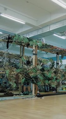 Kamuflaj ağı. Gönüllü. Gönüllüler ordunun askeri ihtiyaçları için yeşil ya da haki kumaştan yapılmış ağlar örüyor. Ukrayna 'da savaş.