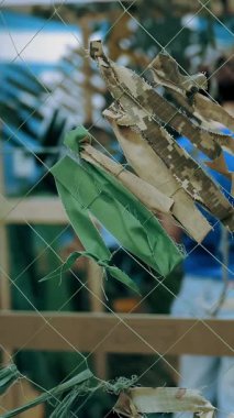 Kamuflaj ağı. Gönüllü. Gönüllüler ordunun askeri ihtiyaçları için yeşil ya da haki kumaştan yapılmış ağlar örüyor. Ukrayna 'da savaş.