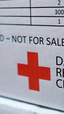 İnsani yardım. Kızıl Haç. Hayır kurumu. Yakın plan. kırmızı haç amblemli paket ya da karton kutu. Fakir insanlar için sosyal bağışlar. Gönüllü Depo.