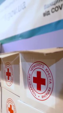 Kızıl Haç. Hayır kurumu. Covid-19 aşısı. Gönüllüler, koronavirüs salgını sırasında düşük gelirli ve fakir insanlara insani yardım dağıtıyorlar. Gönüllü Depo.