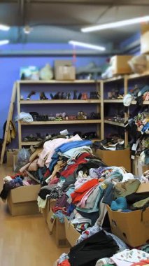 Depo. İnsani yardım. İkinci el. Bağışlanan eşyalar, mülteciler, göçmenler, düşük gelirliler ve fakir insanlar için kıyafetler. Toplum Gönüllü Merkezi