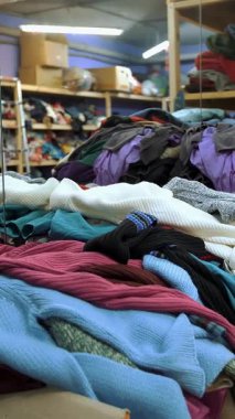 Depo. İnsani yardım. İkinci el. Bağışlanan eşyalar, mülteciler, göçmenler, düşük gelirliler ve fakir insanlar için kıyafetler. Toplum Gönüllü Merkezi