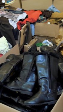 Depo. İnsani yardım. İkinci el. Bağışlanan eşyalar, mülteciler, göçmenler, düşük gelirliler ve fakir insanlar için kıyafetler. Toplum Gönüllü Merkezi