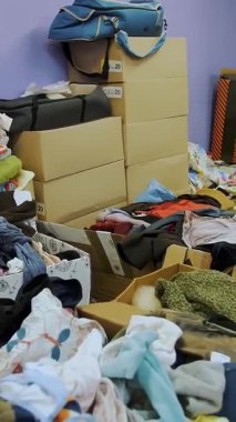 Depo. İnsani yardım. İkinci el. Bağışlanan eşyalar, mülteciler, göçmenler, düşük gelirliler ve fakir insanlar için kıyafetler. Toplum Gönüllü Merkezi