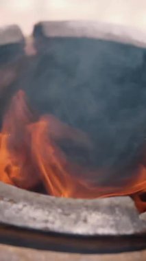 Tandoor. Tandoor 'un içinde yanan odun. Kebabı hazırlamadan önce Tandoor 'u ısıtın. Tandoor 'da et pişiriyorum..