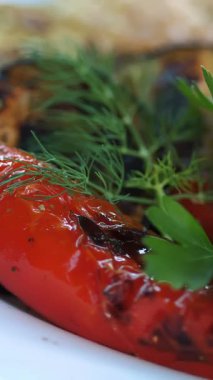 Izgara sebze. Yemek pişirmek. Yakın plan. Döndürme. Izgarada kızartılmış, tabakta barbekü sebzeleri var. Vejetaryen yemeği ve sağlıklı yemek.